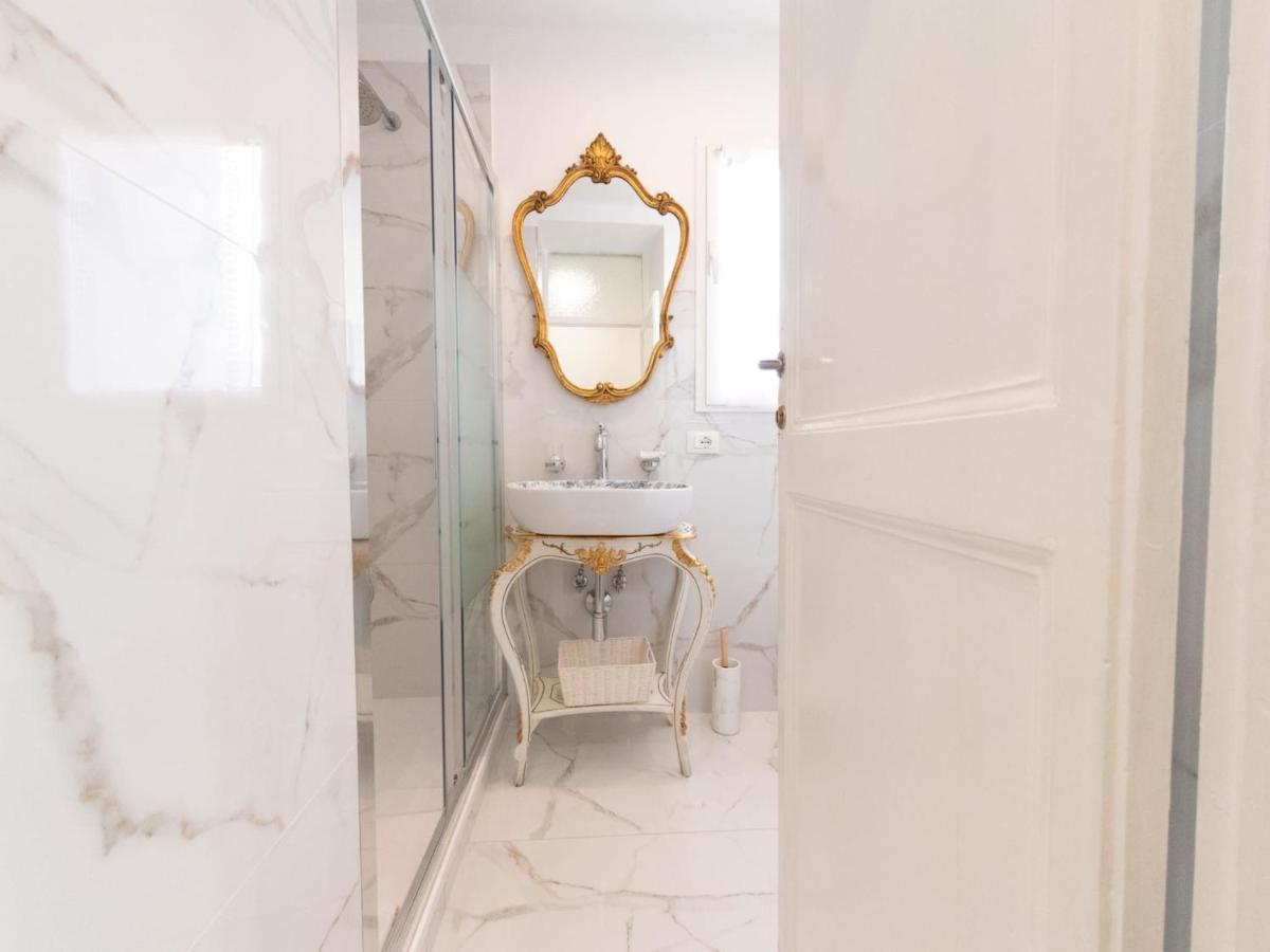 The Best Rent - Three-bedroom Close To Colosseo Apartment Rom